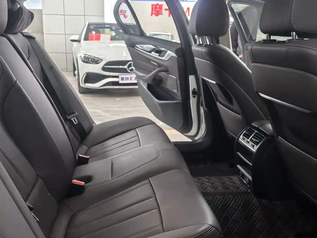 BMW 5 Series 2019 — фото 13