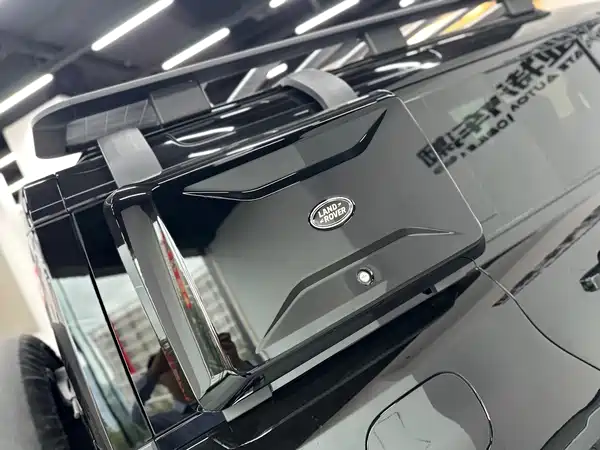 Land Rover Defender 2024