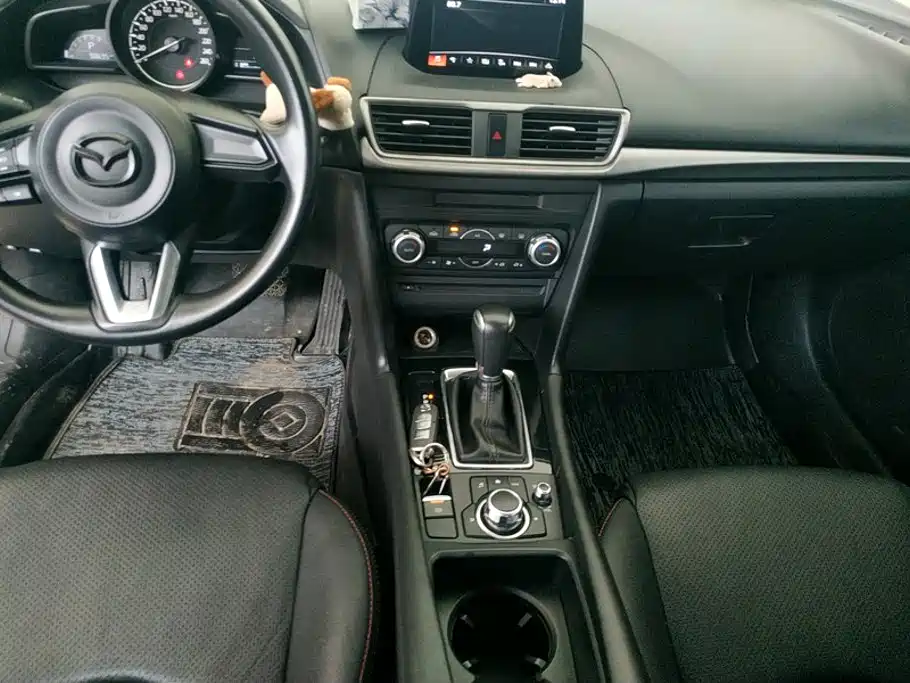 Mazda 3 Axela 2018 — фото 16