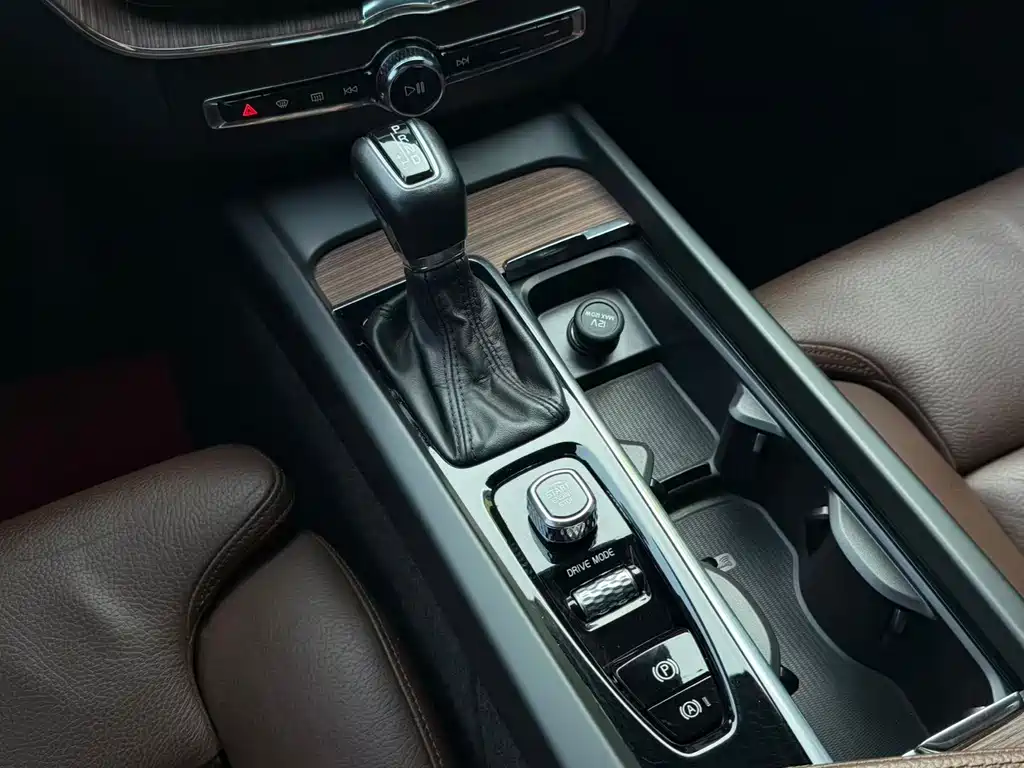 Volvo XC60 2021 — фото 9