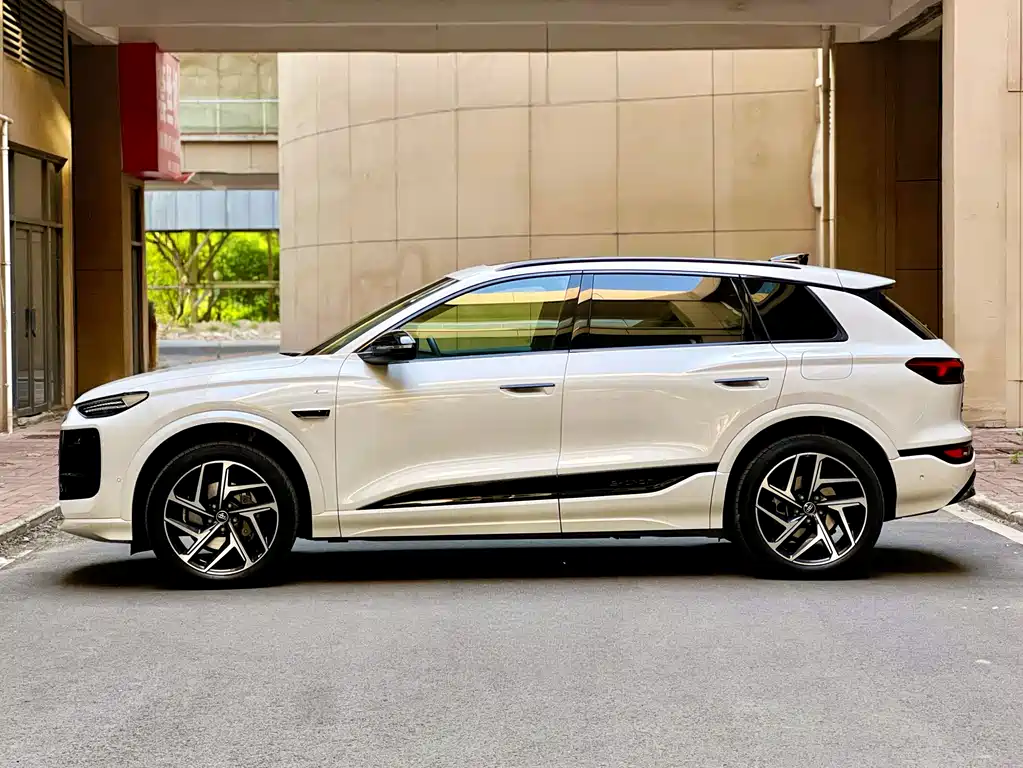 Audi Q6L e-tron 2025 — фото 4