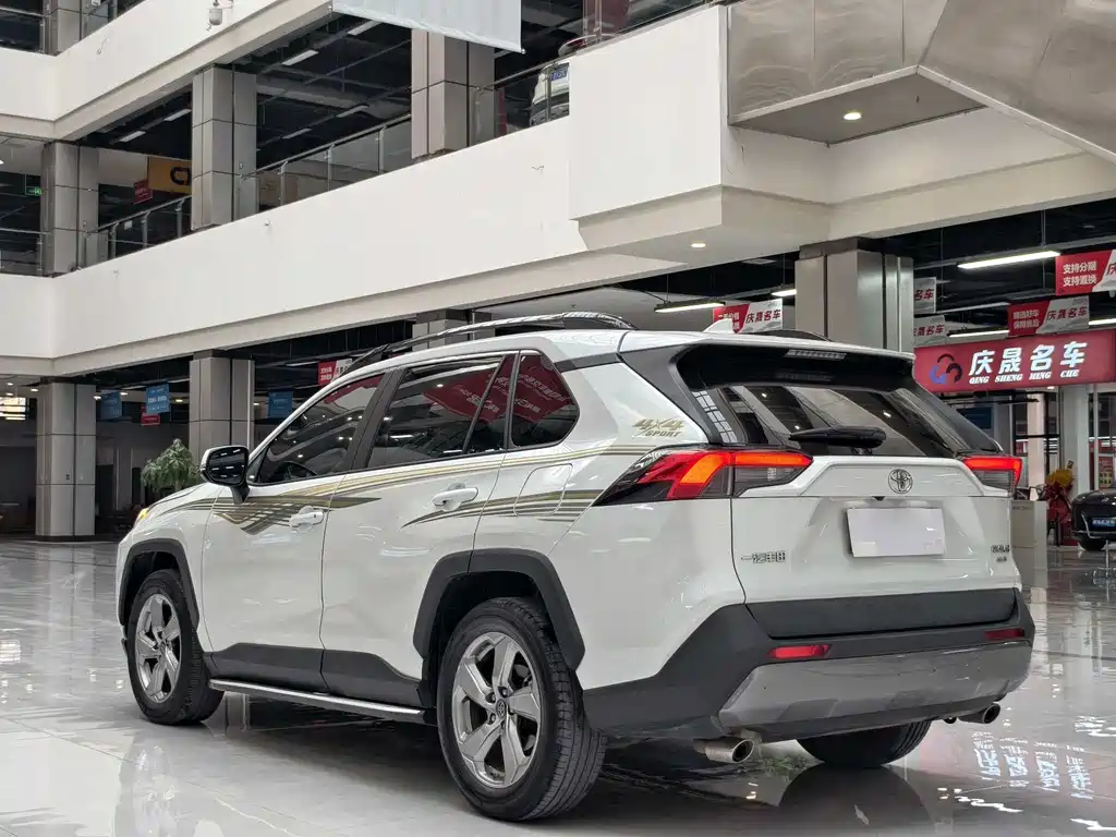 Toyota RAV4 2021 — фото 12