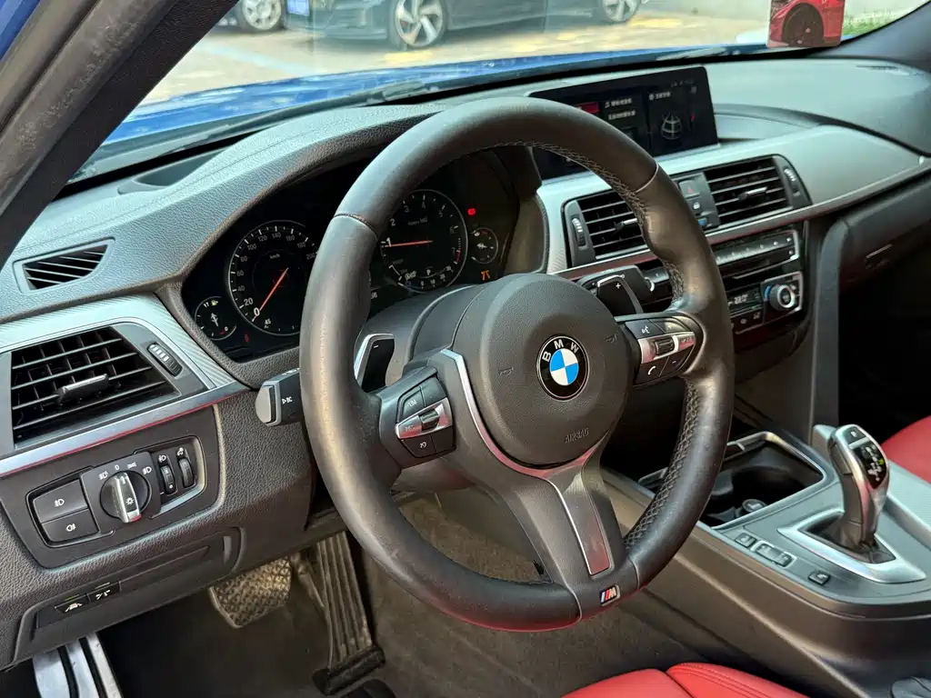 BMW 3 Series 2018 — фото 9