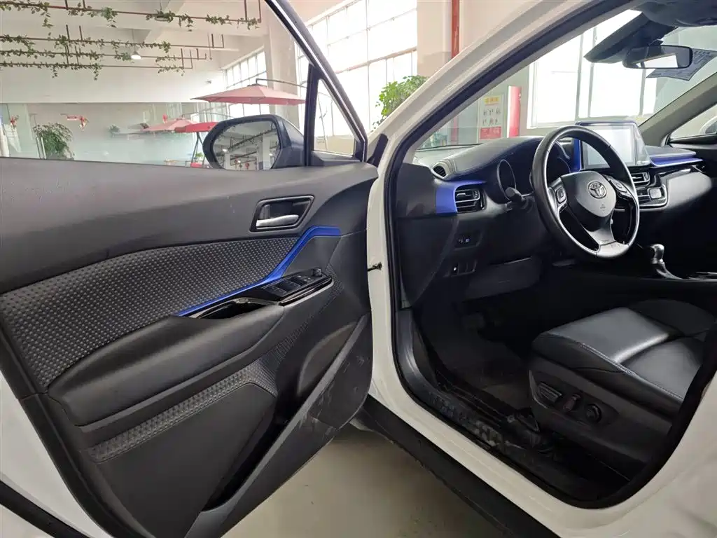 Toyota C-HR 2023 — фото 9