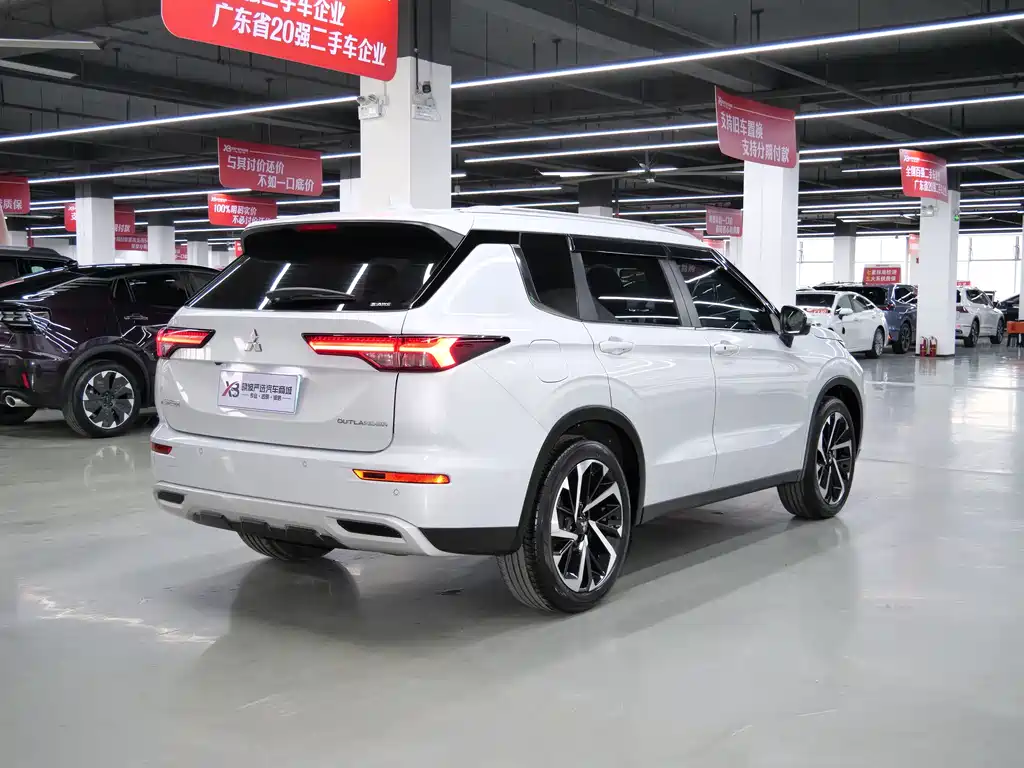 Mitsubishi Outlander 2023 — фото 5