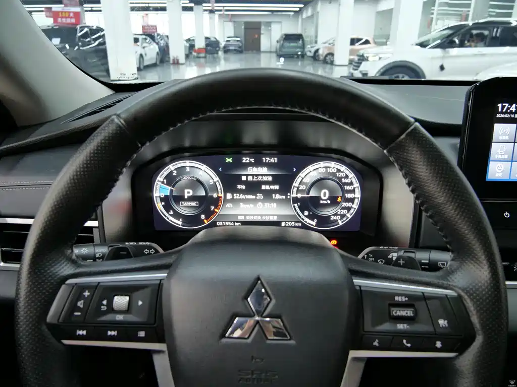 Mitsubishi Outlander 2023 — фото 17