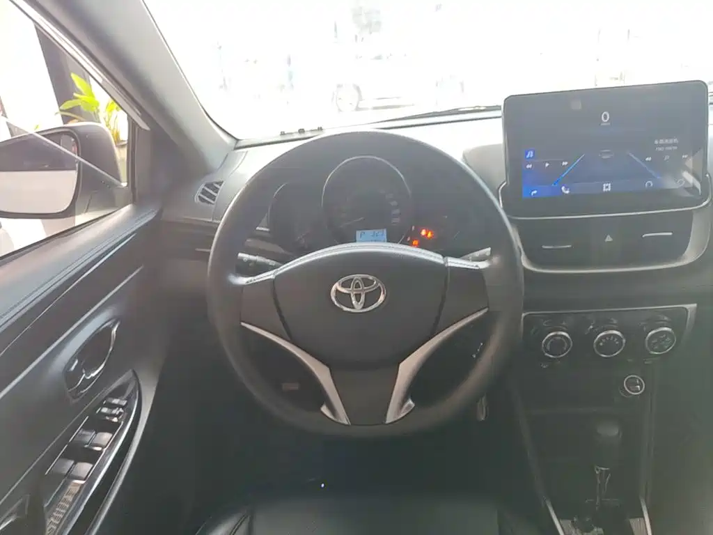 Toyota Yaris L 2020 — фото 11