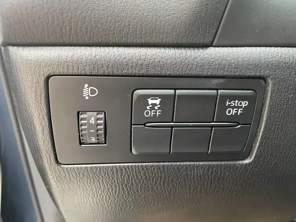 Mazda 3 Axela 2017 — фото 16