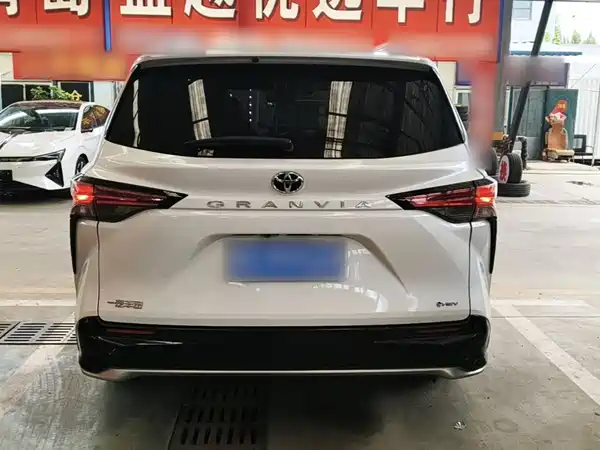 Toyota Granvia 2024