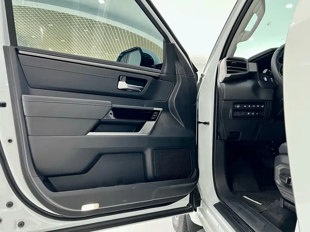 Toyota Sequoia 2023 — фото 21