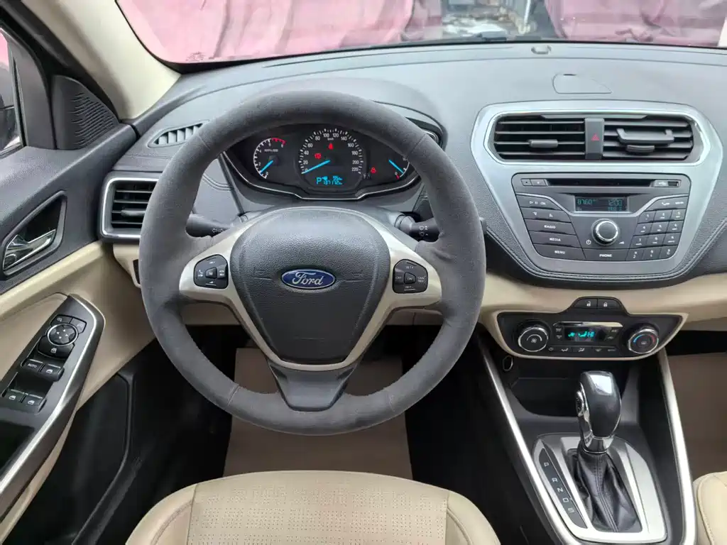 Ford Escort 2016 — фото 20