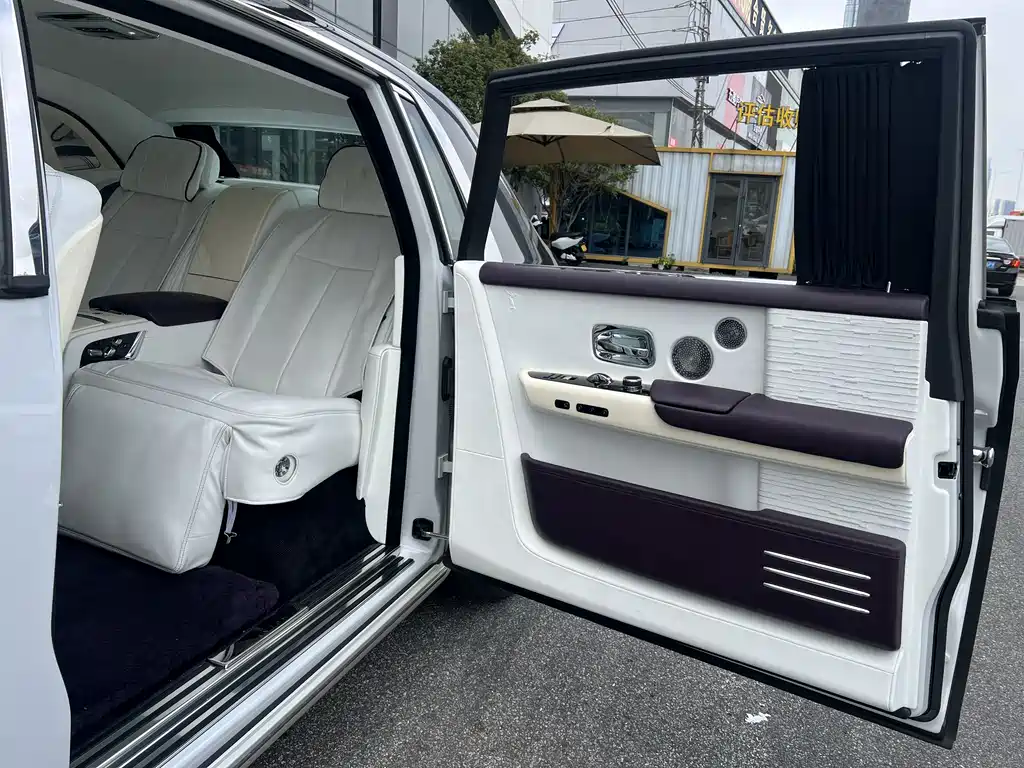 Rolls-Royce Phantom 2019 — фото 13