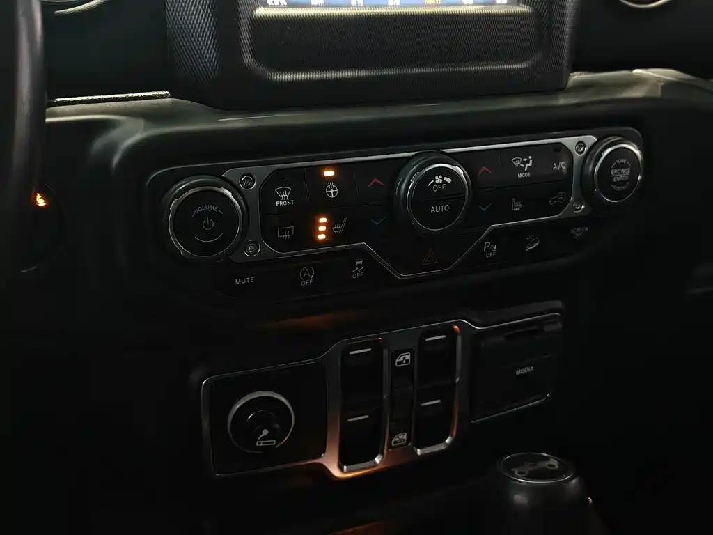 Jeep Wrangler 2020 — фото 18