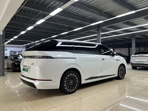 XPeng X9 2025