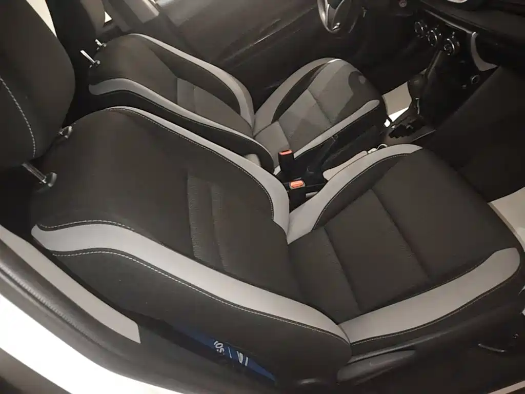 Toyota Yaris L 2023 — фото 25