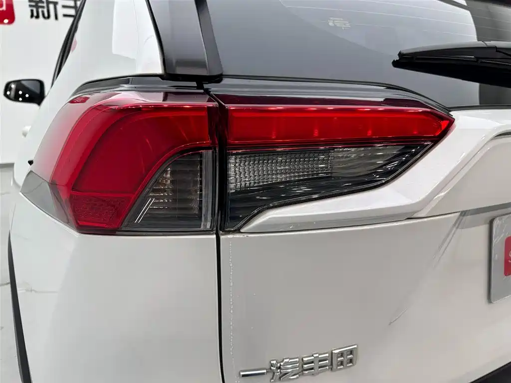 Toyota RAV4 2023 — фото 29