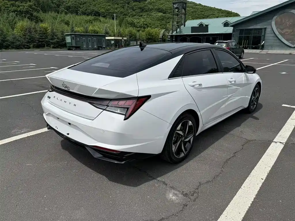Hyundai Elantra 2022 — фото 4