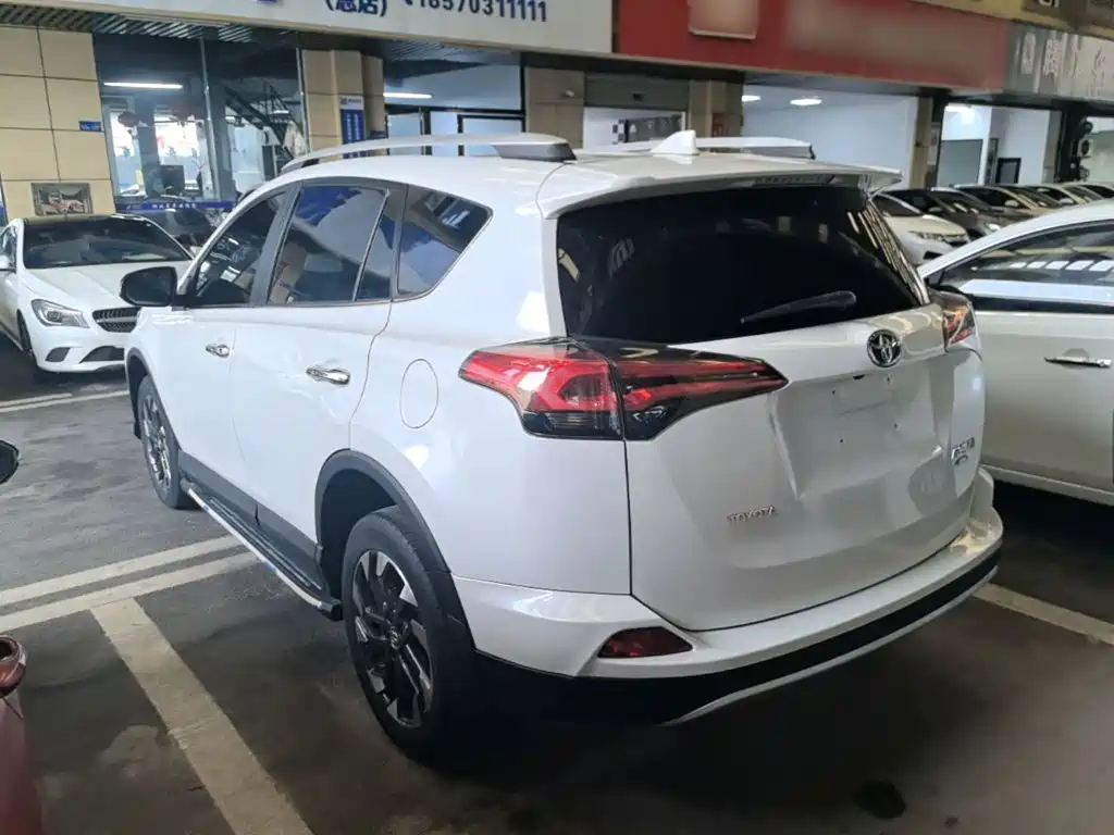 Toyota RAV4 2017 — фото 23