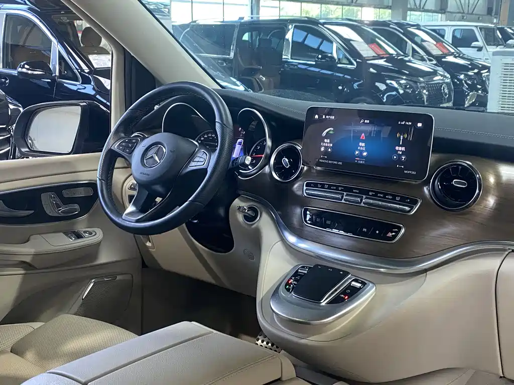 Mercedes-Benz V-Class 2023 — фото 9
