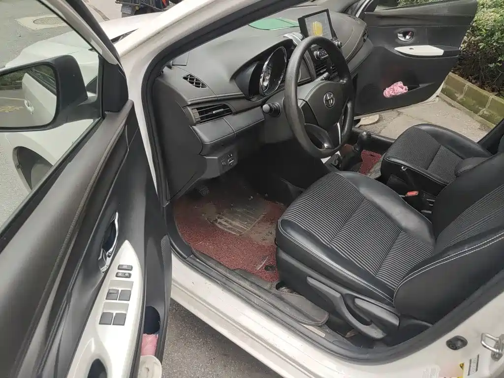 Toyota Yaris L 2015 — фото 12