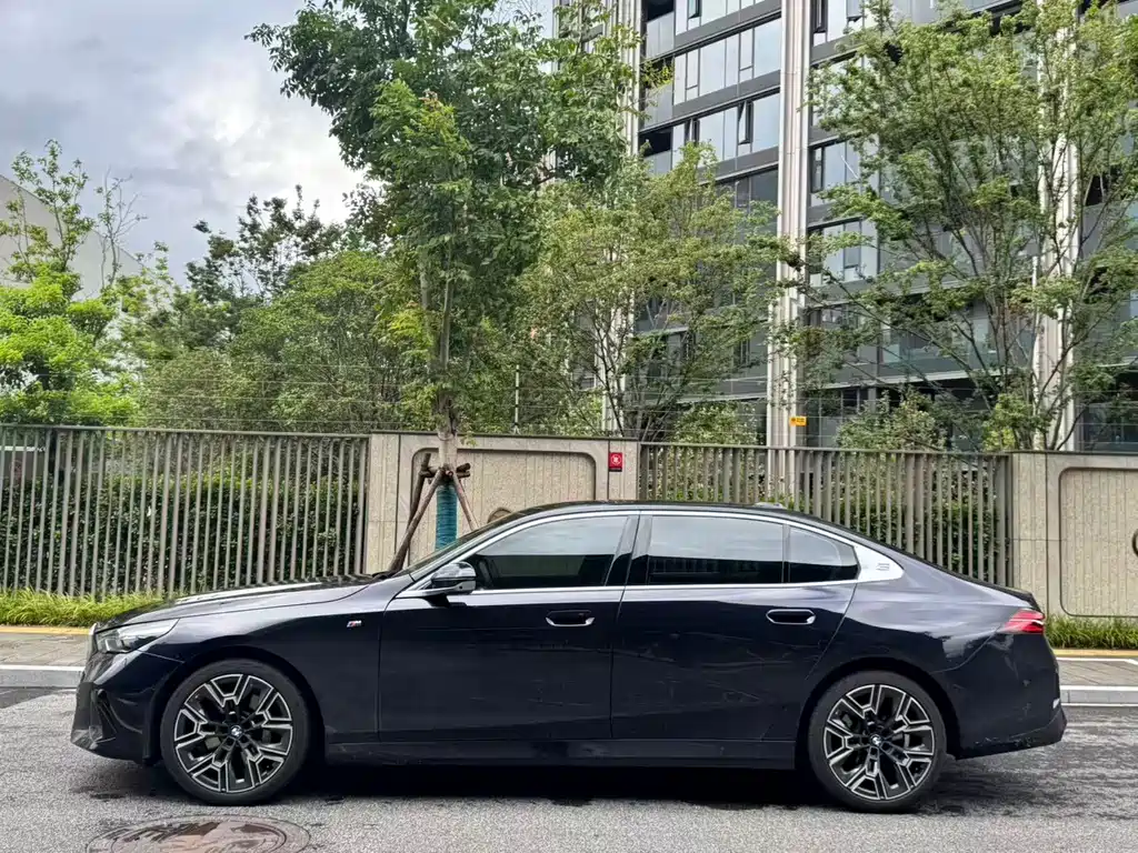 BMW 5 Series 2025 — фото 15