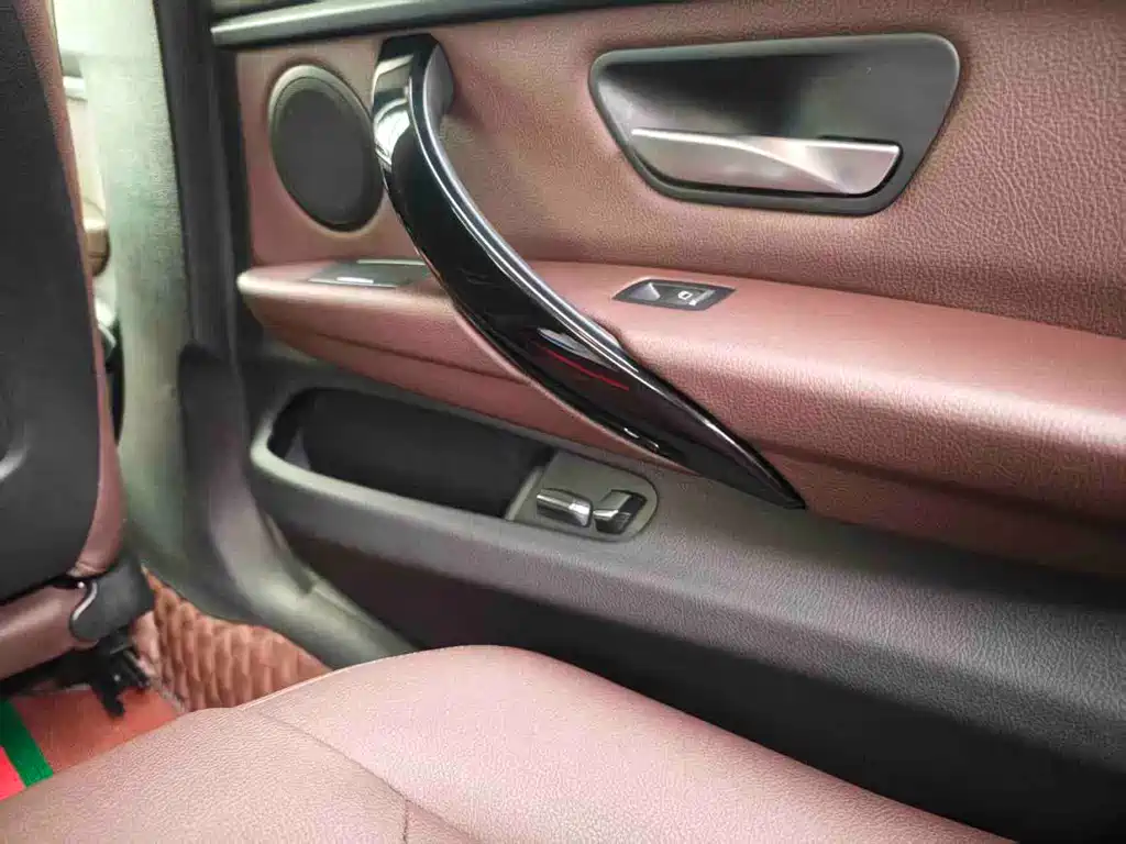 BMW 3 Series 2018 — фото 14