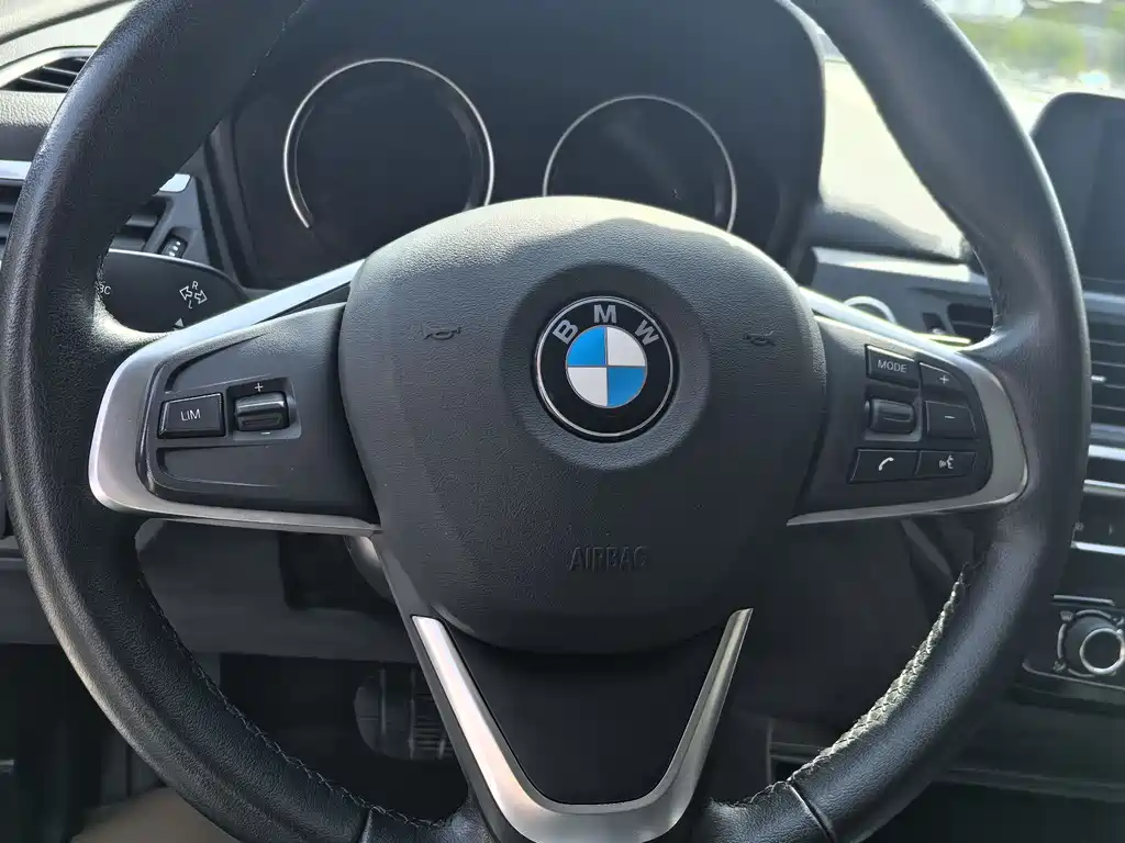 BMW 1 Series 2018 — фото 9