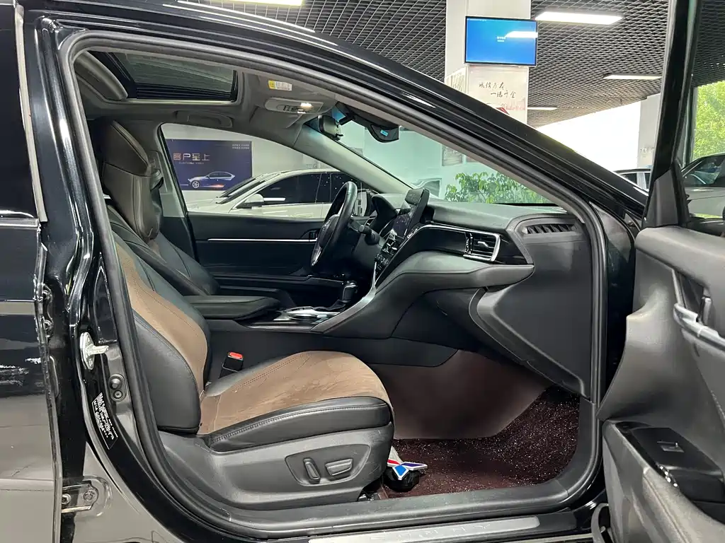 Toyota Camry 2023 — фото 16