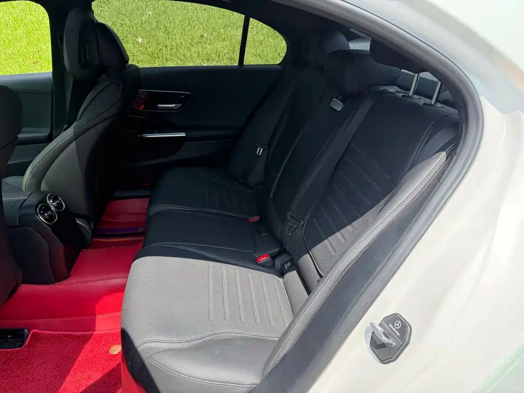 Mercedes-Benz C-Class 2023 — фото 12
