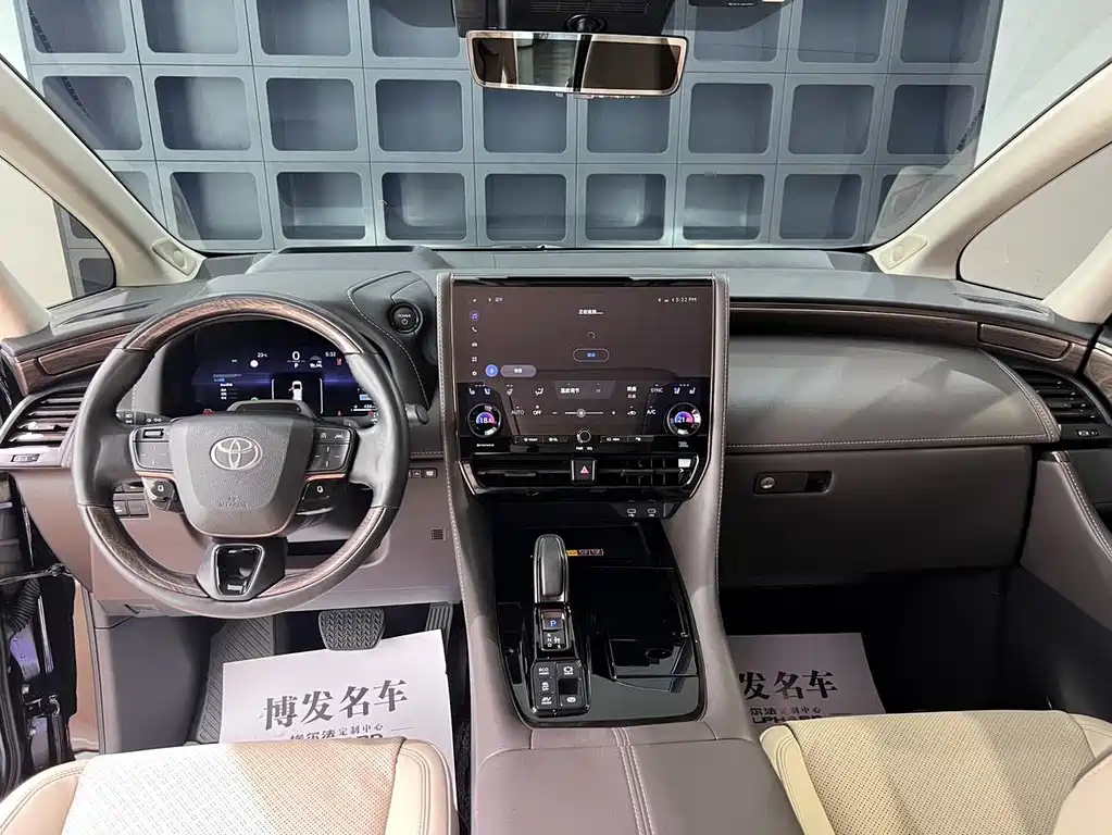 Toyota Alphard 2024 — фото 25