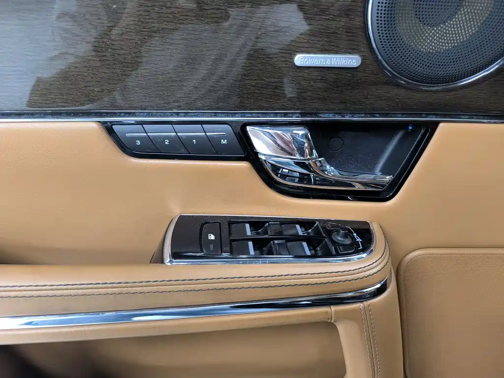 Jaguar XJ 2011 — фото 22