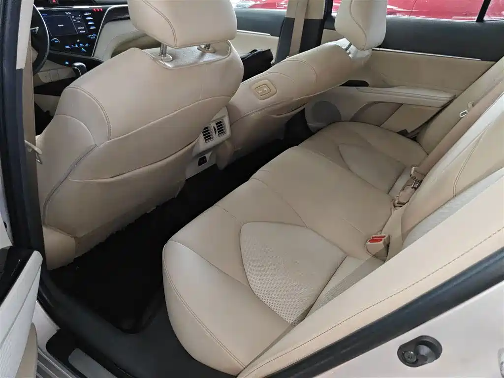 Toyota Camry 2018 — фото 17