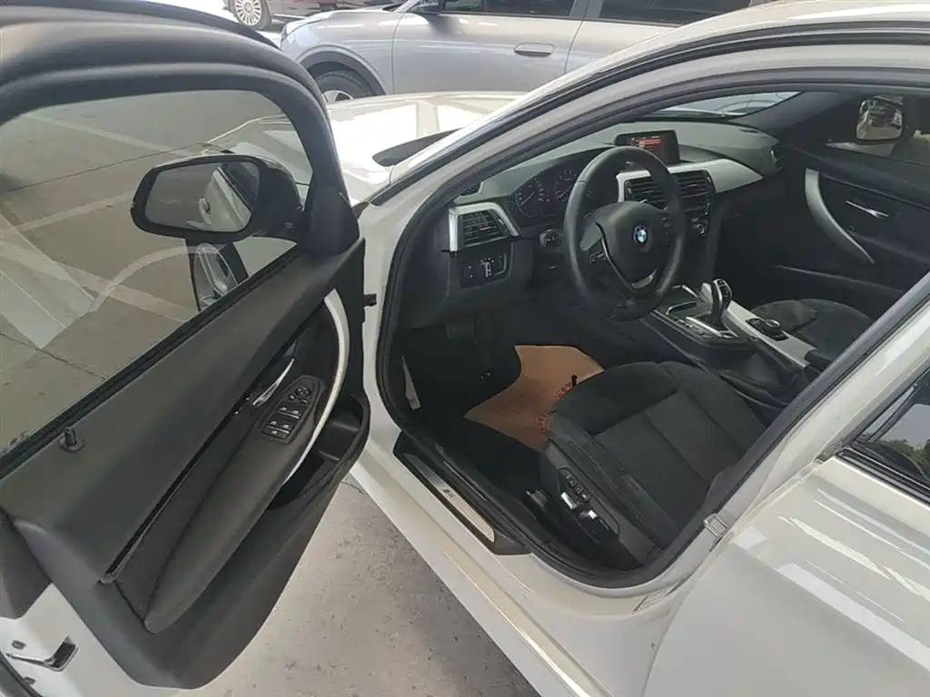 BMW 3 Series 2017 — фото 16