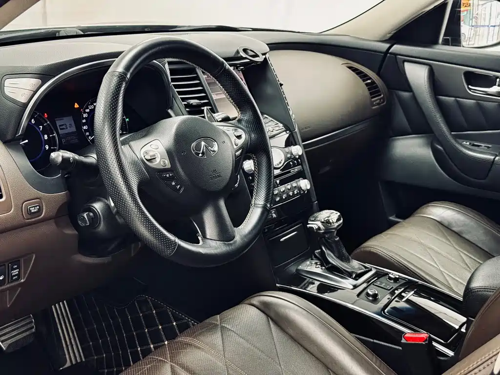 Infiniti QX70 2015 — фото 8