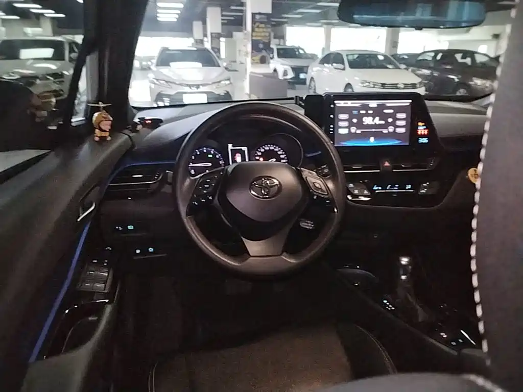 Toyota C-HR 2019 — фото 11