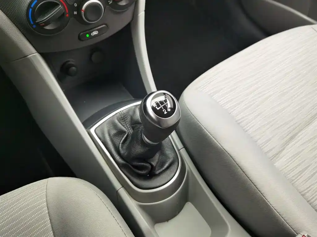 Hyundai Verna 2015 — фото 13
