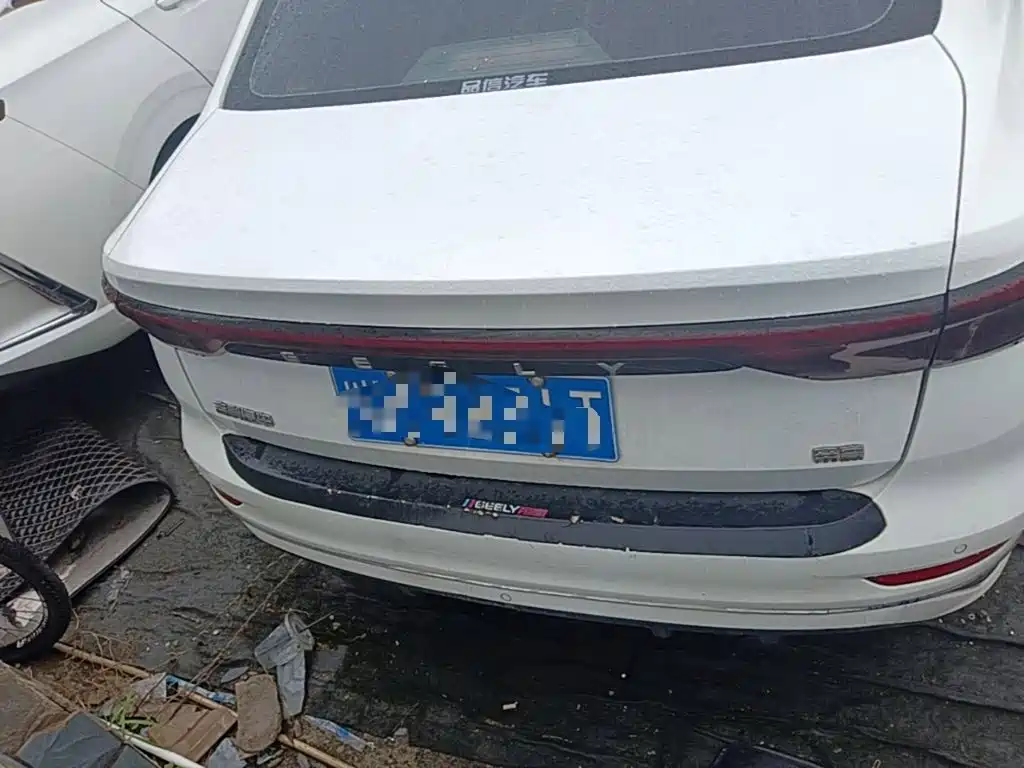 Geely Emgrand 2022