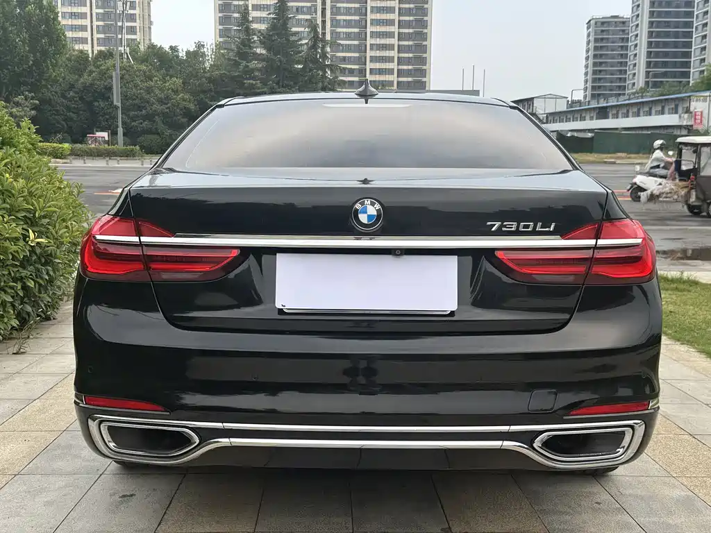 BMW 7 Series 2017 — фото 12