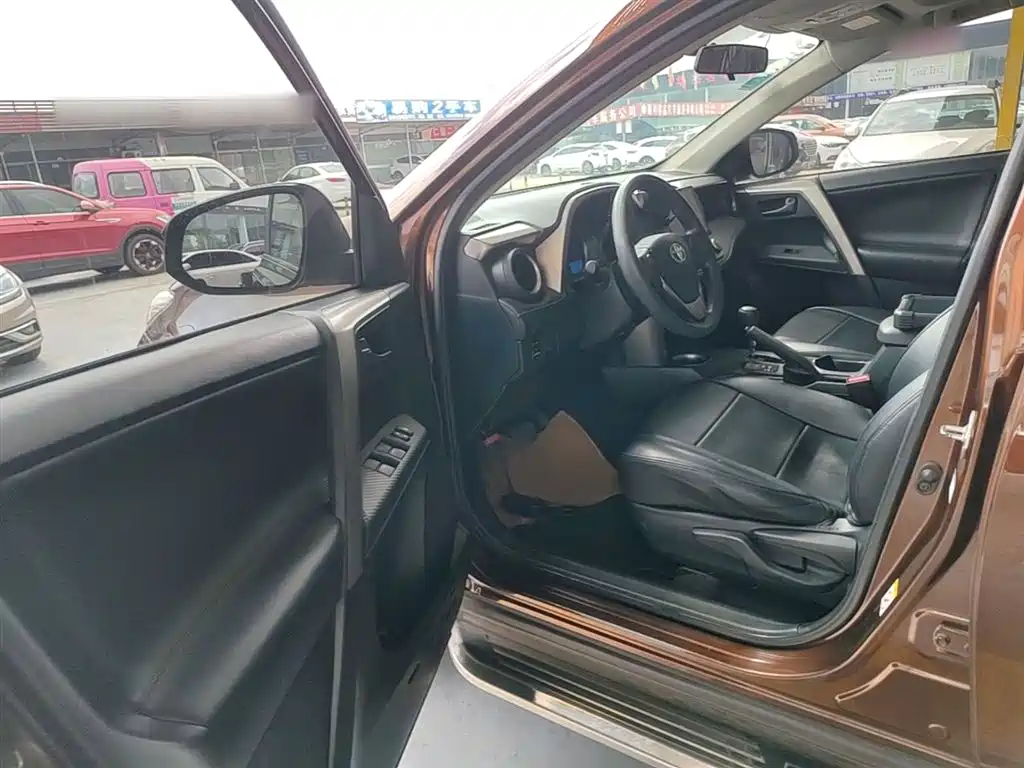 Toyota RAV4 2015 — фото 16