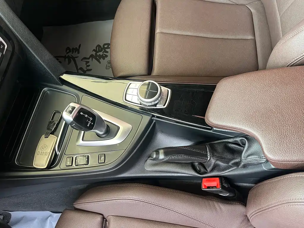 BMW 3 Series 2018 — фото 10