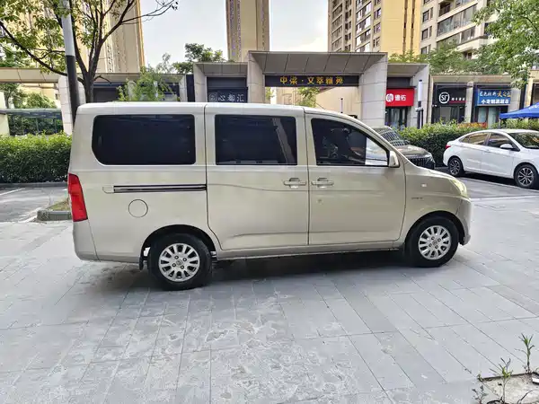 Wuling Rongguang V 2017
