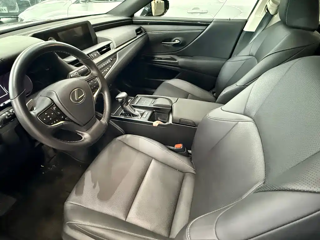 Lexus ES 2020