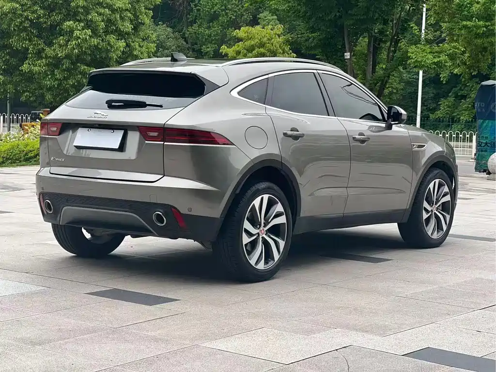 Jaguar E-PACE 2023 — фото 4