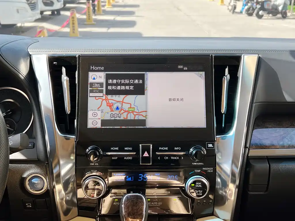 Toyota Alphard 2021 — фото 9