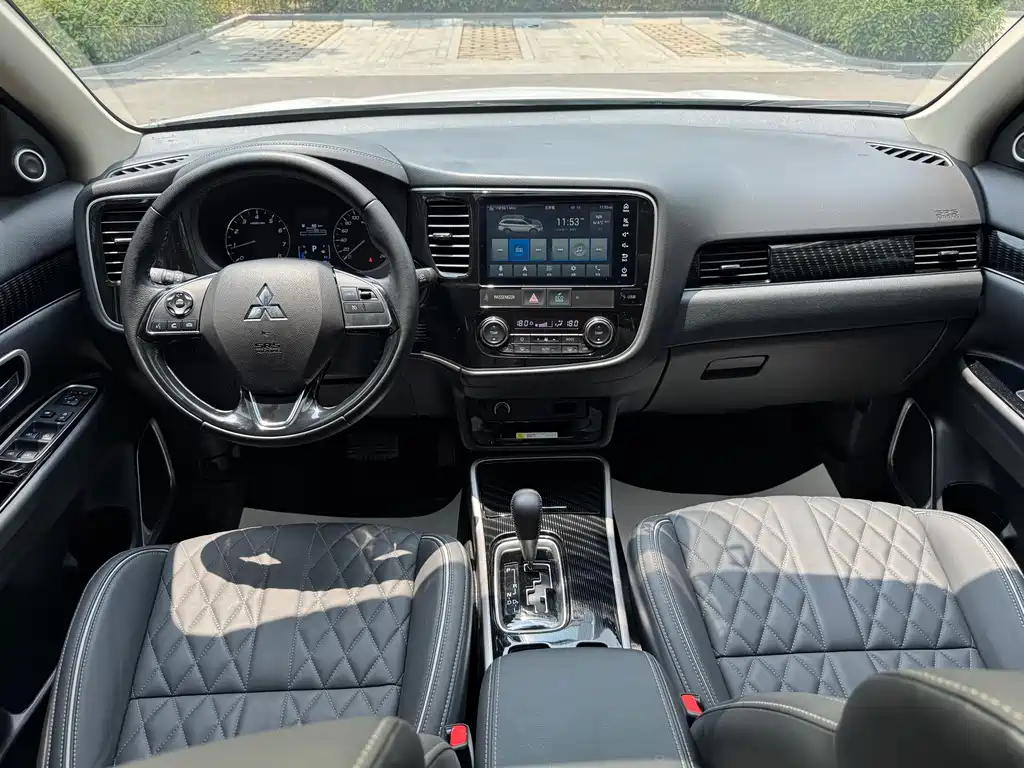 Mitsubishi Outlander 2022 — фото 19
