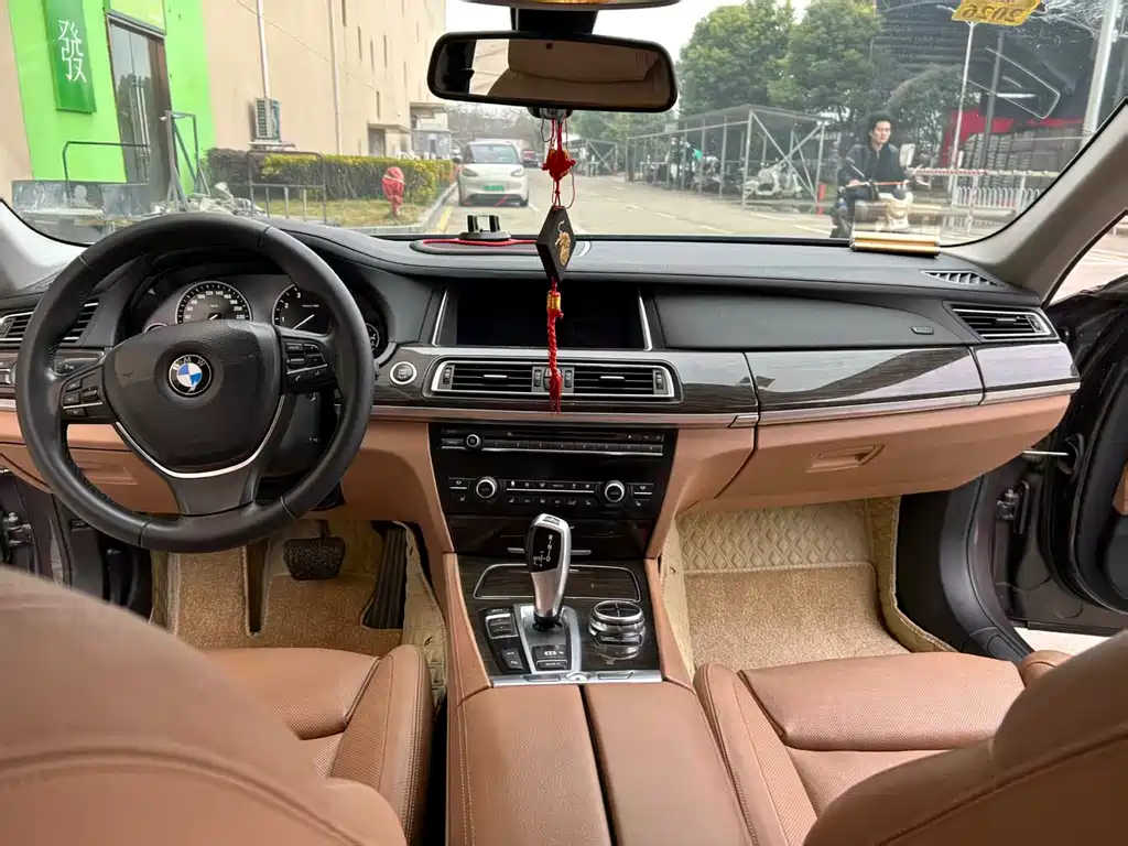 BMW 7 Series 2013 — фото 8