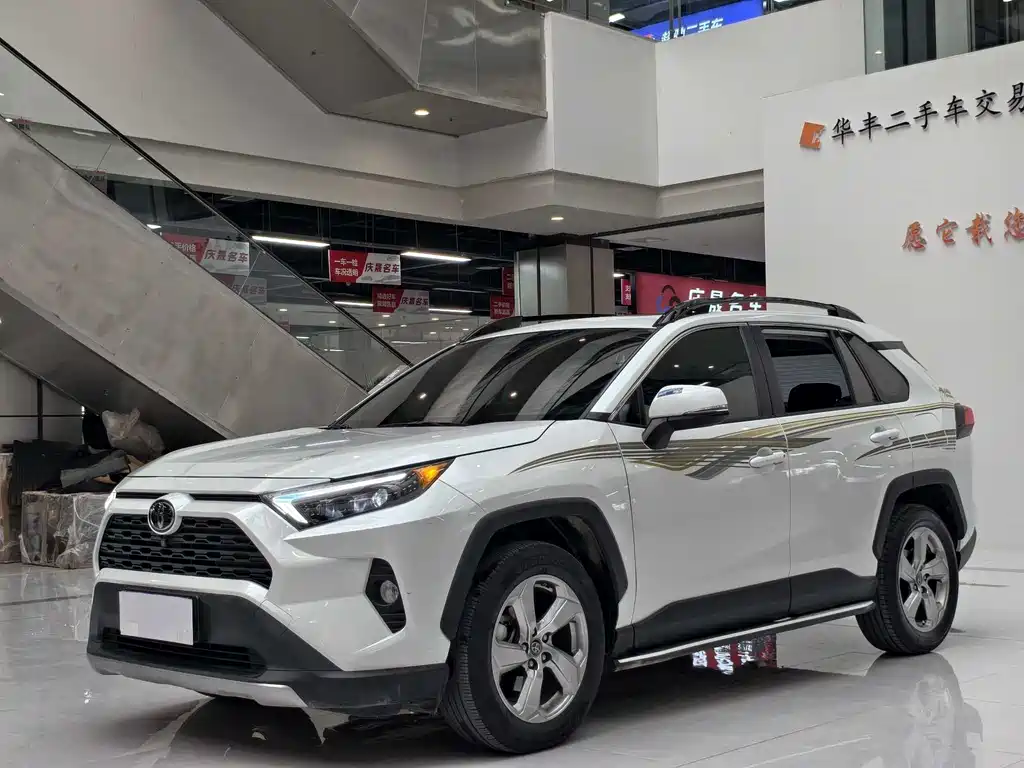 Toyota RAV4 2021 — фото 2