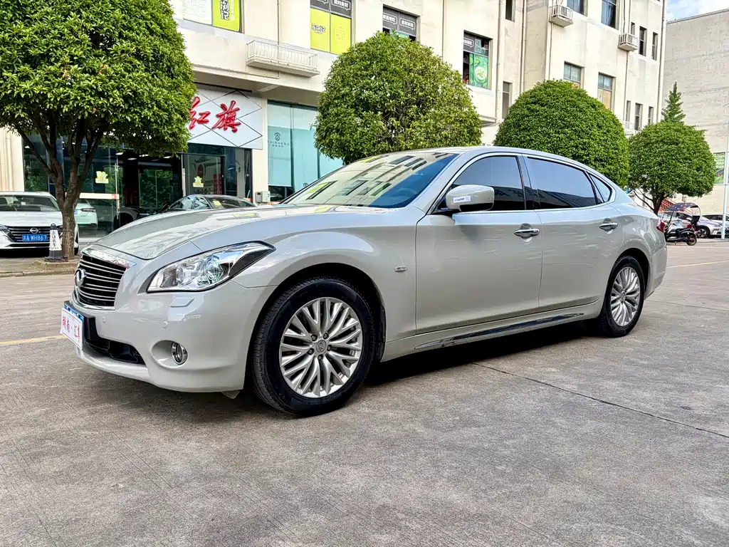 Infiniti M 2013