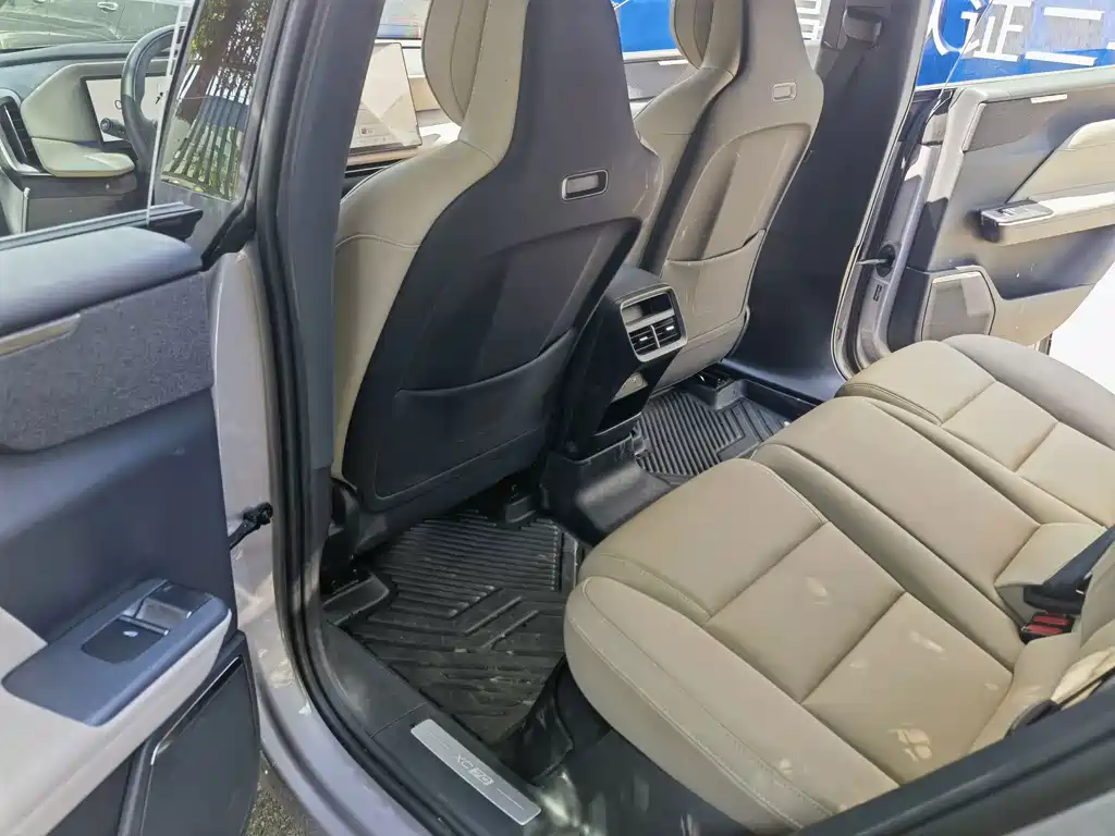 Volvo XC70 Plug-In Hybrid 2025 — фото 14