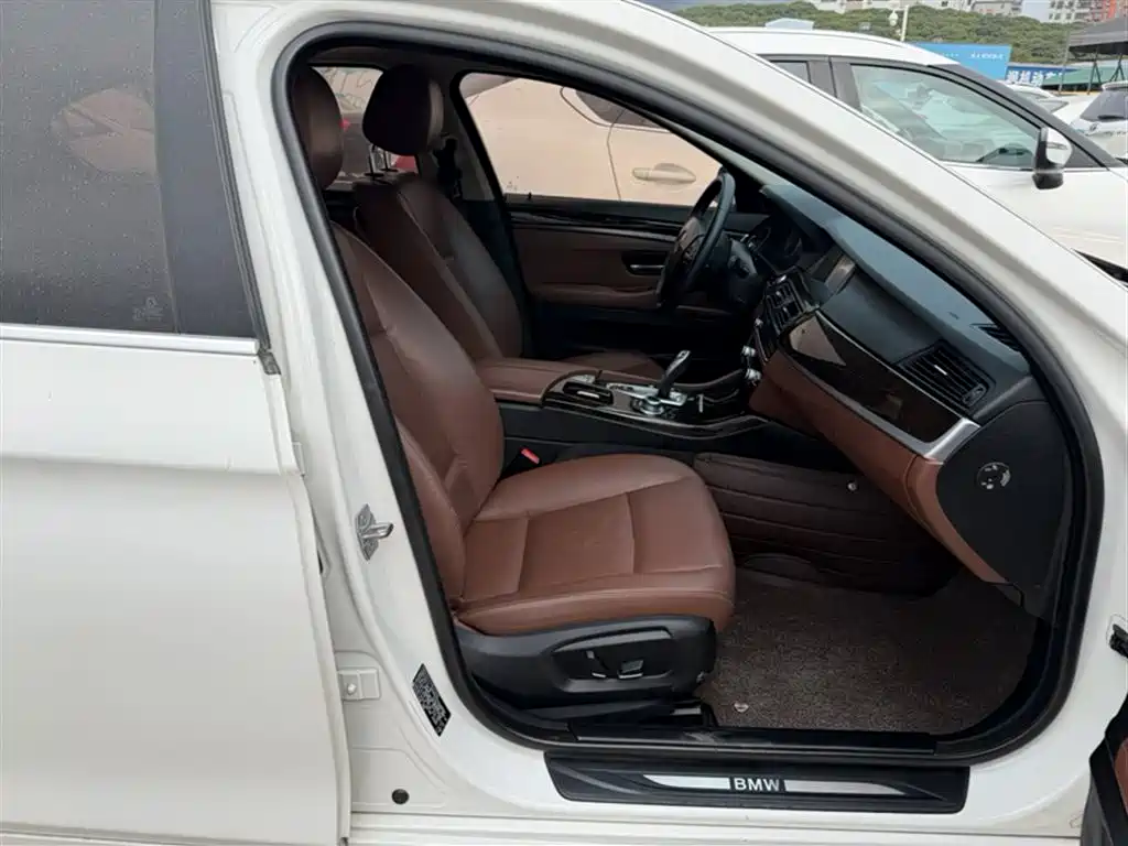 BMW 5 Series 2015 — фото 17